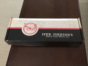  Vintage große Iver Johnson’s Arms & Cycle Works Waffenkiste unbenutzt - Bild 1 von 12