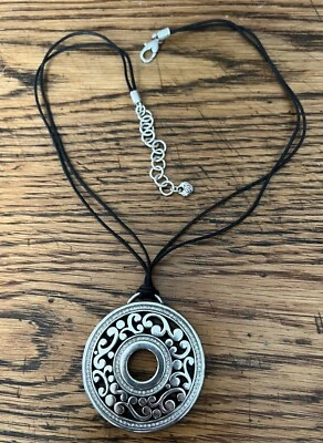 Collar de cuero colgante de diamantes de imitación disco plata medallón laberinto Brighton Foto 1 de 4