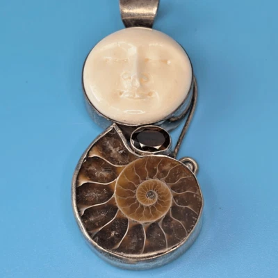 Colgante de plata sajén de colección con cara de diosa luna y caracol fósil de amonita Foto 1 de 4