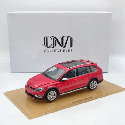 Coche modelo de resina rojo DNA Collectibles 1/18 Volkswagen Golf 7 Alltrack DNA000035 Foto 1 de 4