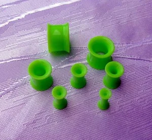 FLESH TUNNEL ACRYL PLUG HOLLOW NEON GRUEN SCHRAUBBAR 2,3,4,5,6,8,10,12 - 25MM - Picture 1 of 2