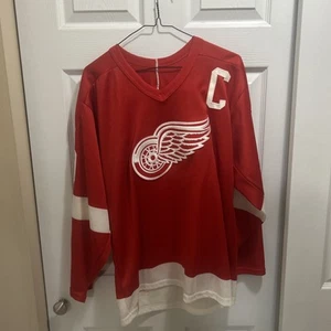 Steve Yzerman Detroit Red Wings Red & White CCM NHL Jersey Vintage 80’s, Size M - Picture 1 of 14