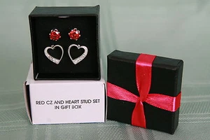 JUEGO DE TACHUELAS AVON RED CZ & HEART - CAJA DE REGALO TONO PLATEADO - Imagen 1 de 3