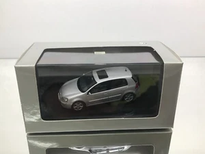 AUTOART 831940107 VW GOLF MK5 5dr -REFLEX SILVER MET. 1:43- GOOD IN DEALER BOX - Picture 1 of 7