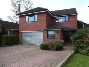 4/5 Bedroom House near Gatwick Airport - Copthorne, West Sussex - Picture 1 of 12