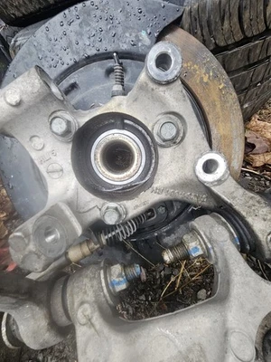 Left Rear Suspension Knuckle from 2011 GMC Acadia 12160178 - Image 1 of 4