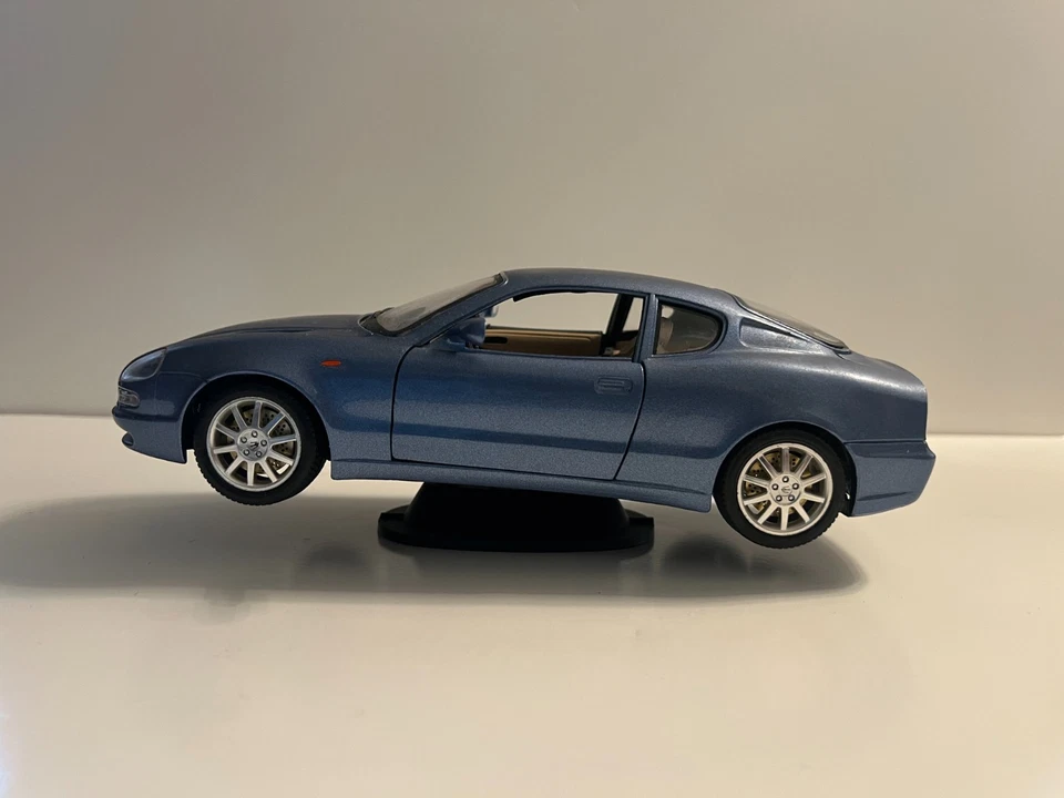 Burago 1998 Azul Maserati 3200 GT Diecast Modelo 1:18 con soporte Foto 1 de 4