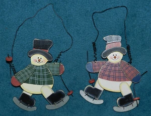 2 ADORABLE VINTAGE SNOWMEN ON SKIS WOOD ORNAMENTS! - Picture 1 of 1