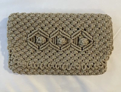 Cartera sin asas vintage de macramé beige dorado cordón metálico boho hippie discoteca años 70’s Foto 1 de 4