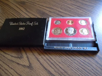 1982 U.S PROOF SET(5 coins)(1 medallion) sealed in original US MINT PACKAGING - Image 1 of 4