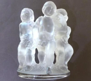 Estatuilla de cristal esmerilado Lalique Luxemburgo de tres querubines - Imagen 1 de 5