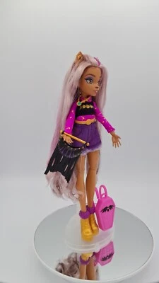 Muñeca Mattel Monster High 2022 "Day Out" Clawdeen Wolf 11"" con ropa + soporte  Foto 1 de 4