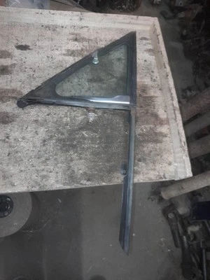 Toyota Pickup Dr 1984-1988 ala lateral vidrio con marco Foto 1 de 4