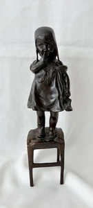 Vintage Bronze Statue - Mädchen auf Stuhl hält Schuh - im Stil von Juan Clara - Bild 1 von 12