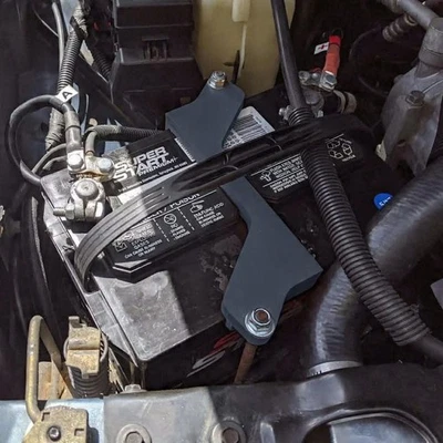 (XJ) 1997-2001 Jeep Cherokee Soporte de retención de batería (negro) Foto 1 de 2