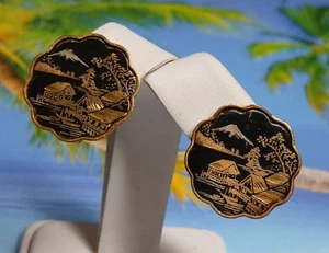 Pendientes Vintage Japoneses Tono Dorado y Negro Damasceno Pueblo Paisaje Tornillo - Imagen 1 de 6