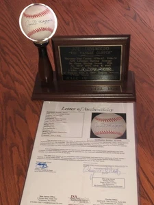 Joe DiMaggio AUTO Gene A. Budig Oficial AL Béisbol en VITRINA - JSA LOA - Imagen 1 de 11