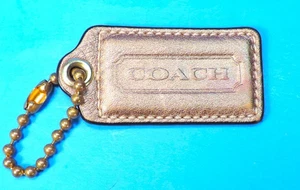 ETIQUETA COLGANTE DE CUERO DORADO COACH / LLAVERO CON CADENA - Imagen 1 de 1