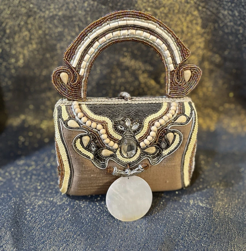 Bolso de Noche Mary Frances Caja con Cuentas Seda Taupe Manija Superior Cartera, Filipinas Foto 1 de 4