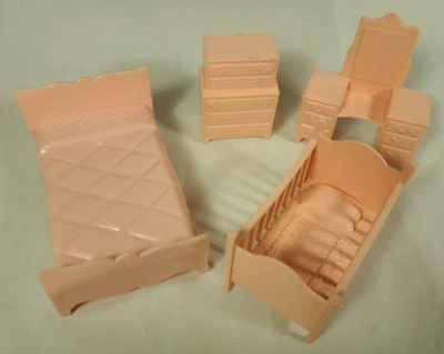 Lote de 4 muebles vintage de plástico rosa para casa de muñecas tocador cama cuna dormitorio Foto 1 de 4