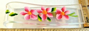KLARER KUNSTSTOFFCLIP MIT ROSA BLUMEN ~ VINTAGE SOUVENIR VON MINNEAPOLIS MINN ~ 6 - Bild 1 von 4