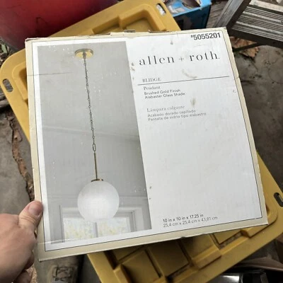 Lámpara colgante globo vidrio tradicional oro cepillado puente Allen Roth Foto 1 de 4