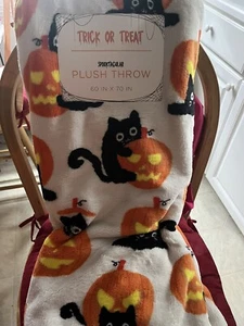 Halloween Throw Blanket: Black Cats and Jack O Lantern Oversized 60x70 NWT Plush - Picture 1 of 1