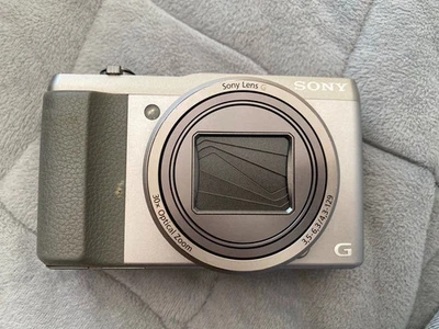 Cámara digital Sony Cyber-shot DSC-HX50V 20,4 MP 30x zoom óptico Wi-Fi GPS dorada Foto 1 de 4