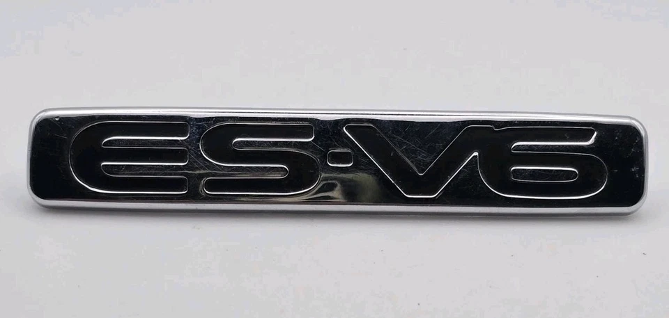 1999-2002 emblema Mazda 626 ES-V6 FABRICANTE DE EQUIPAMENTO ORIGINAL - Imagem 1 de 4