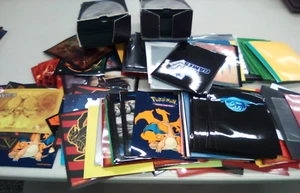 Lotto buste carte usate (~500) miste/D. Shield, U. Pro, ecc. Poke, Sport, MTG Riciclo! - Foto 1 di 4