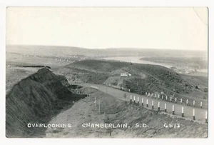 Vista panorámica con vistas a Chamberlain, Dakota del Sur RPPC - Imagen 1 de 2