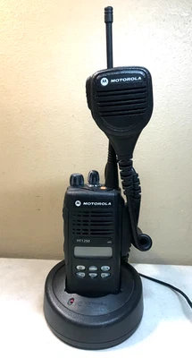 Motorola HT1250 UHF Radio 450-512 MHz AAH25SDF9AA5AN with Charger & Microphone - Image 1 of 4