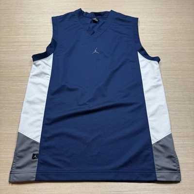 Camiseta sin mangas de baloncesto Jordan vintage mediana para hombre Y2K logotipo central azul marino años 90 Foto 1 de 4