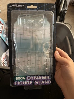 Base de exhibición ajustable con soporte de figura de acción dinámica NECA para coleccionables de 6-8" Foto 1 de 2