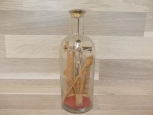 EINGERICHT Kreuz Kruzifix in Glasflasche Glassturz aus Kirche sakral kuriosität - Bild 1 von 4