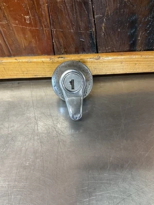 Austin America • Trava de porta-malas original, sem chave. Usado. JA15 - Imagem 1 de 4