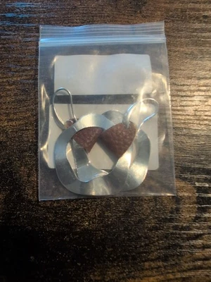 Pendientes colgantes modernos martillados tono plata y cuero marrón declaración boho chic Foto 1 de 3