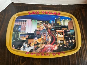 "Bandeja para servir de hojalata vintage que muestra la tira de Las Vegas por la noche 15"" por 10"" Hong Kong" - Imagen 1 de 6