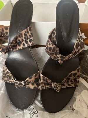 Sandalia para mujer Donald Pliner con estampado de leopardo Foto 1 de 4