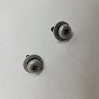 Juego de 2 pares de tornillos de puerta de combustible Nissan Versa 2007-2012 OEM Foto 1 de 3