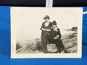 Well Dressed People Lake Shore Log Art Deco Michigan Antique 1910's Photo Lt#37 - Imagen 1 de 2