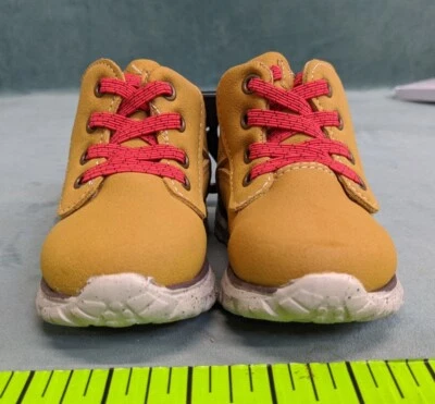 Botas Tucker Wonder Nation de gamuza tostadas para bebés niños pequeños talla 4 franela fácil de encender Foto 1 de 4