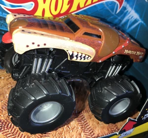 Monster Jam Truck  Rev Tredz  Off Road Monster Mutt 1:43 - Picture 1 of 12