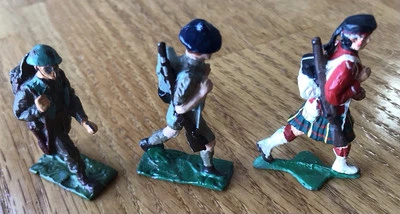 Figuras de soldados de juguete de marcha escoceses y británicos auténticos anteriores a 1970 (3) Foto 1 de 3