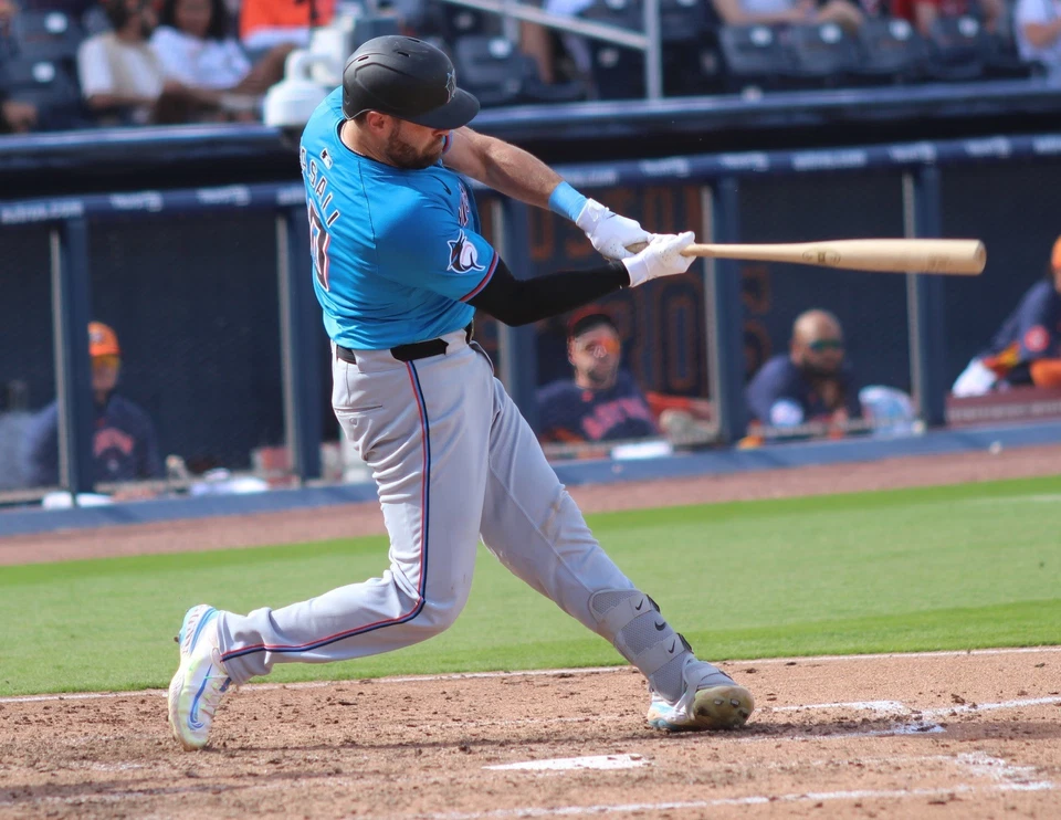 Curt Casali Glossy Photo - Atlanta Braves - Perfect for Autographs - Image 1 of 1