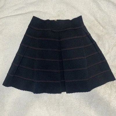 Forever 21 Mini Falda Patinadora Negra Acampanada Plisada Capas Hilo Rojo Jr S Usada en Excelente Condición Foto 1 de 4