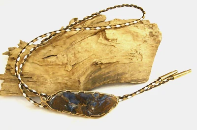 Arte rupestre unisex Boulder Opal and Brass Bolo de John Wyckoff Foto 1 de 4