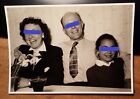 lachende Familie - Mann mit Krawatte umarmt Frau & Mädchen / Foto