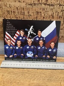 Official Atlantis Space Shuttle Mission STS-79 Crew 8 x 6 Postcard LL4.17 - Picture 1 of 2