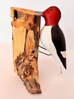 Escultura de pájaro carpintero tallada y pintada a mano hierba firmada Daisey Jr Chincoteague VA Foto 1 de 4